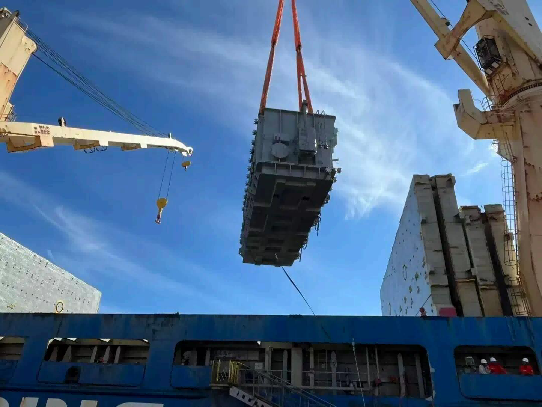 Zwei 128-Tonnen-Transformatoren segeln nach Afrika: Warum jeder schwere Hub ein Test für Können und Verantwortung ist