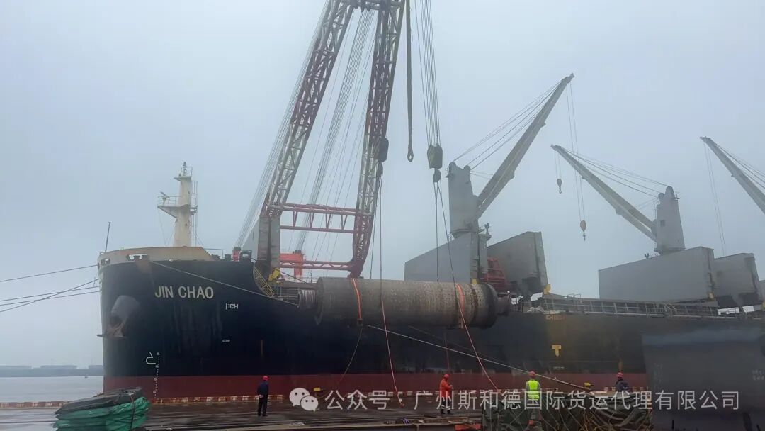 Heavy lift hoisting operation initiating from modular trailer