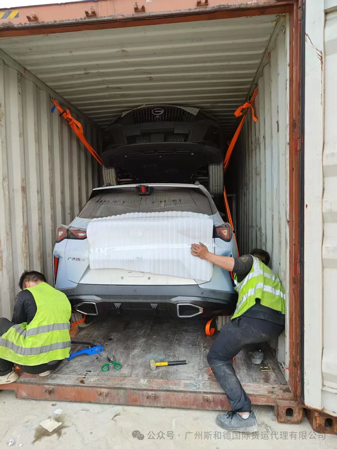The fourth vehicle successfully loaded, completing the extreme stowage plan for containerized car transport